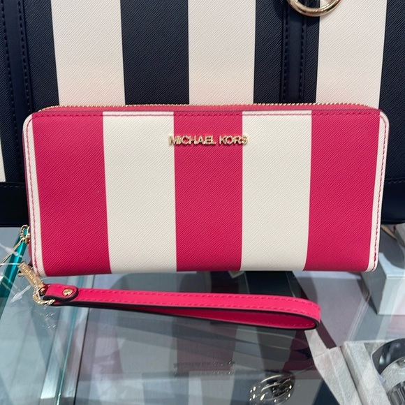 MICHAEL KORS JST 
Leather Continental Wristlet Phone Case Wallet 
NWT - Picture 10 of 16